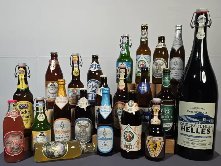 Verschiedene Bierflaschen in einer Anordnung auf einem Tisch.