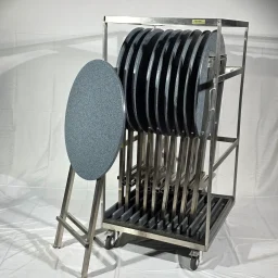 Rollwagen mit gestapelten runden Tischen auf einem mobilen Gestell.