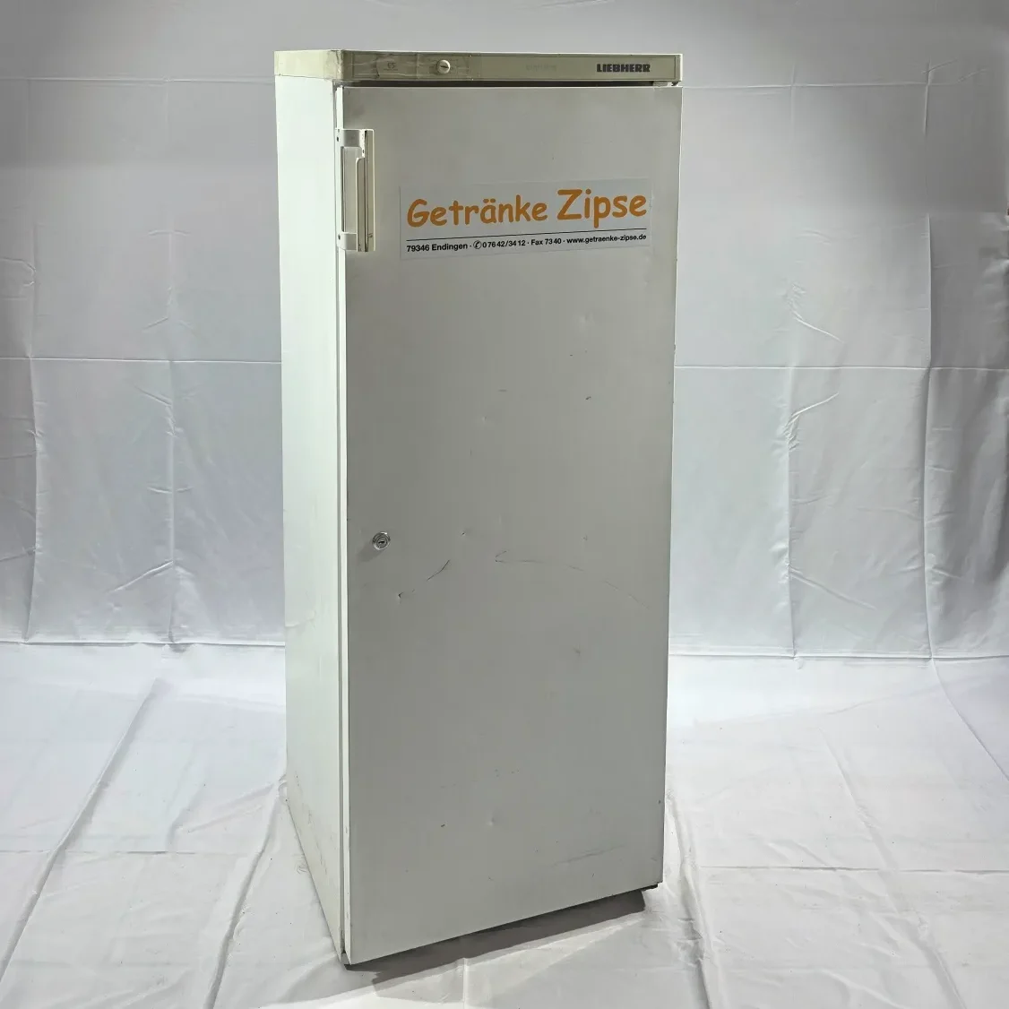 Weißer Kühlschrank mit der Aufschrift "Getränke Zipse".