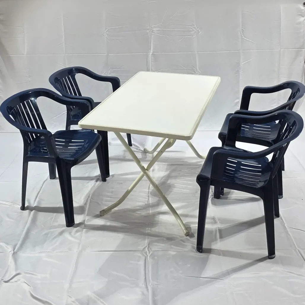 Ein weißer Tisch umgeben von vier blauen Plastikstühlen.