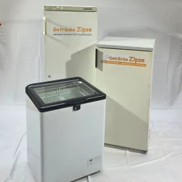 Drei Kühlschränke in verschiedenen Größen, alle in Weiß gehalten.