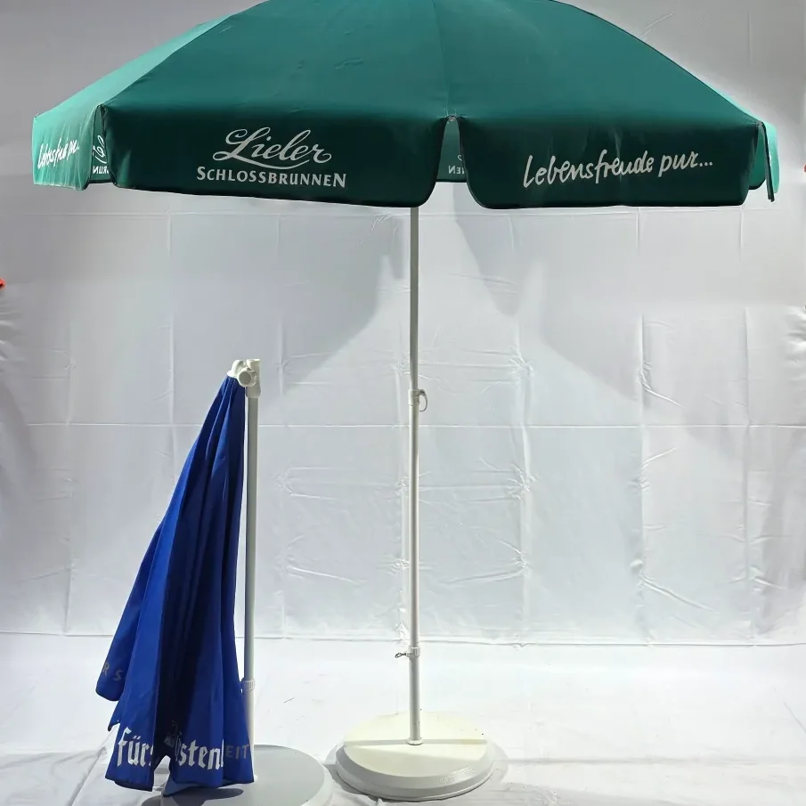 Schirm "Klein" Grüner Strandschirm mit weißem Standfuß und blauer Stoffhülle.