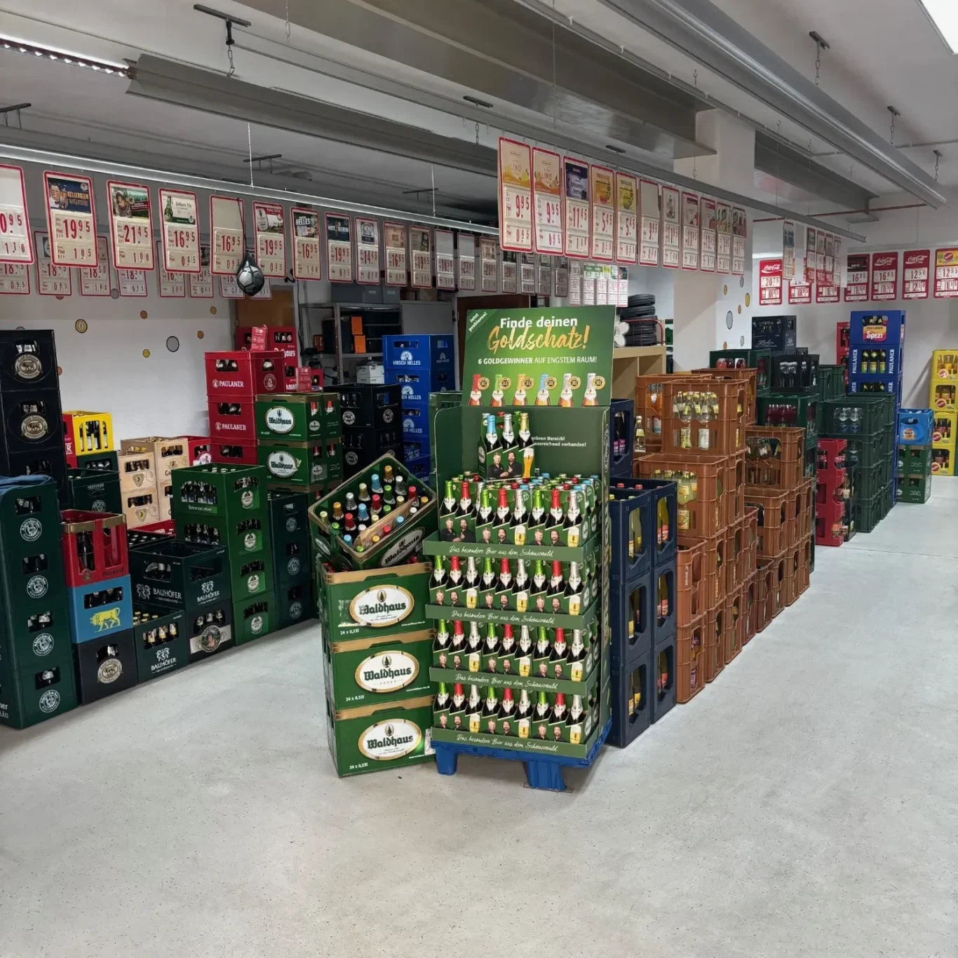 Lager mit verschiedenen Getränkekästen in einem großen Raum.