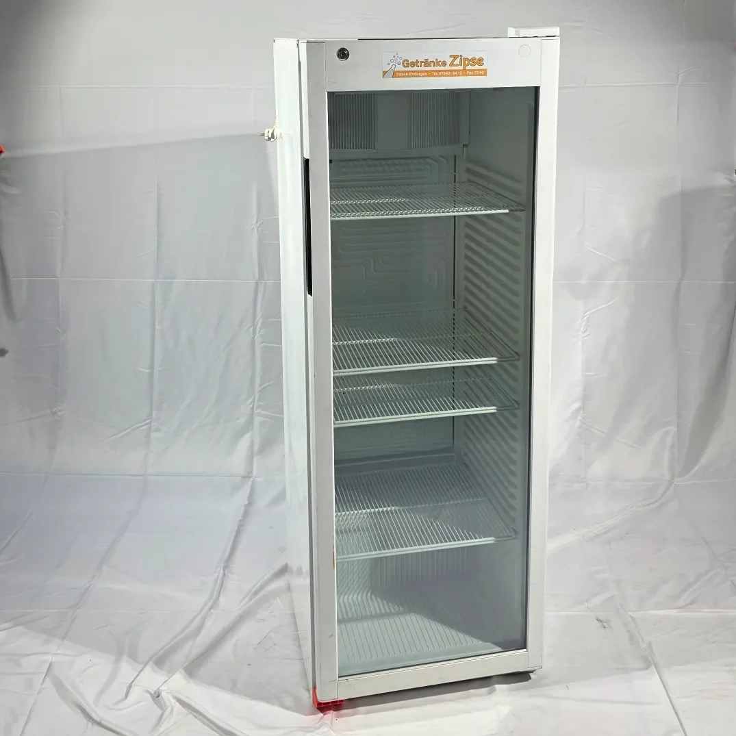 Weißer Kühlschrank mit mehreren Zwischenböden und einer transparenten Tür.