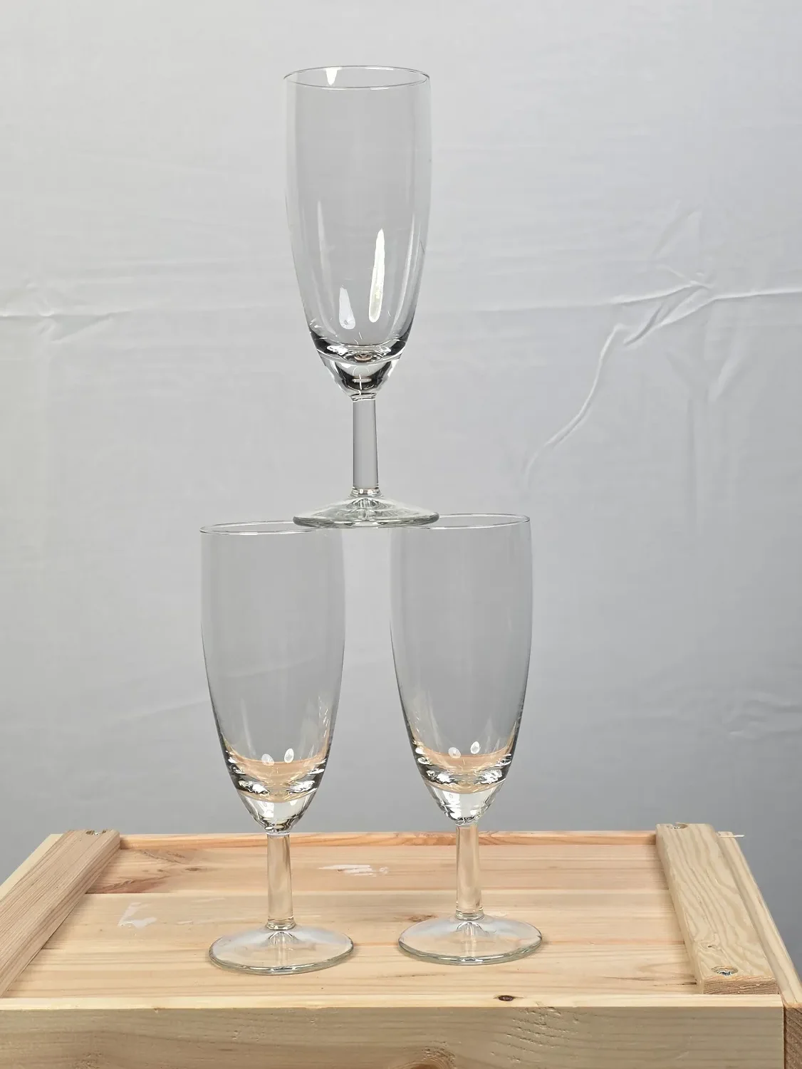 Drei elegante Gläser in der Anordnung von drei übereinander gestapelt.