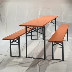 Holztisch mit zwei Bänken, stabiler Metallrahmen, ideal für Veranstaltungen im Freien.