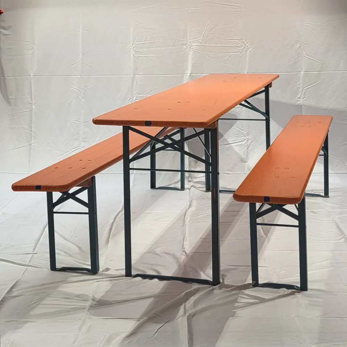 Holztisch mit zwei Bänken, auf einem weißen Hintergrund.