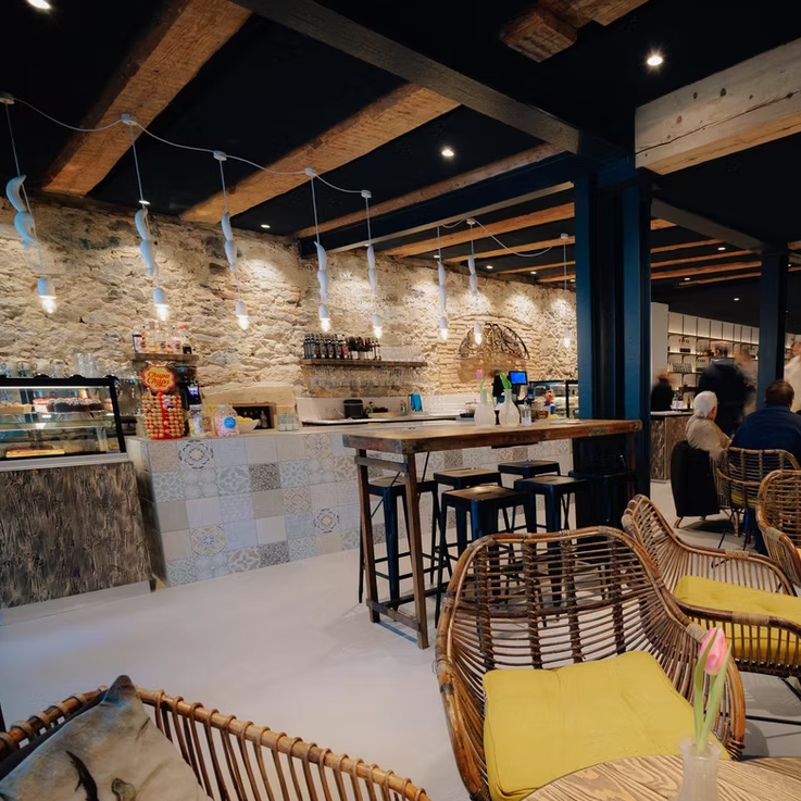 Cafe Siebzehn82 in Endingen Gemütliches Café mit Steinmauern, Holzverkleidung und moderner Beleuchtung.