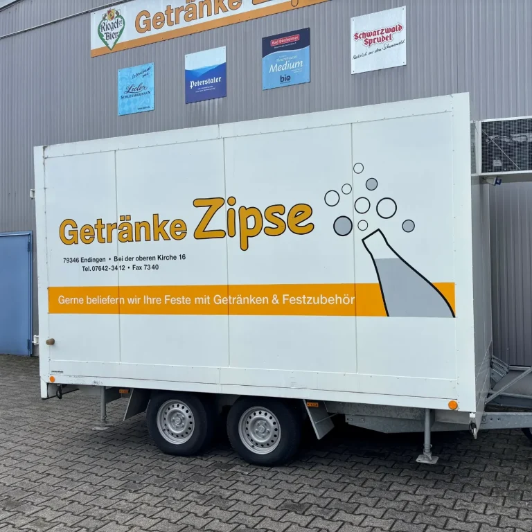 Ein Verkaufsanhänger mit der Aufschrift "Getränke Zipse" und einem Sprudelwasser-Design.