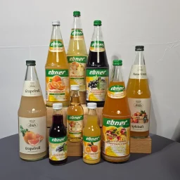 Vielfalt an Erfrischungsgetränken in verschiedenen Flaschen und Geschmacksrichtungen.