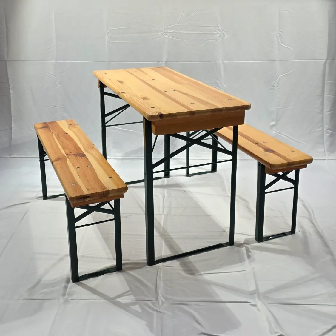 Holztisch mit zwei Bänken, stabiler Metallrahmen, schlichtes Design.