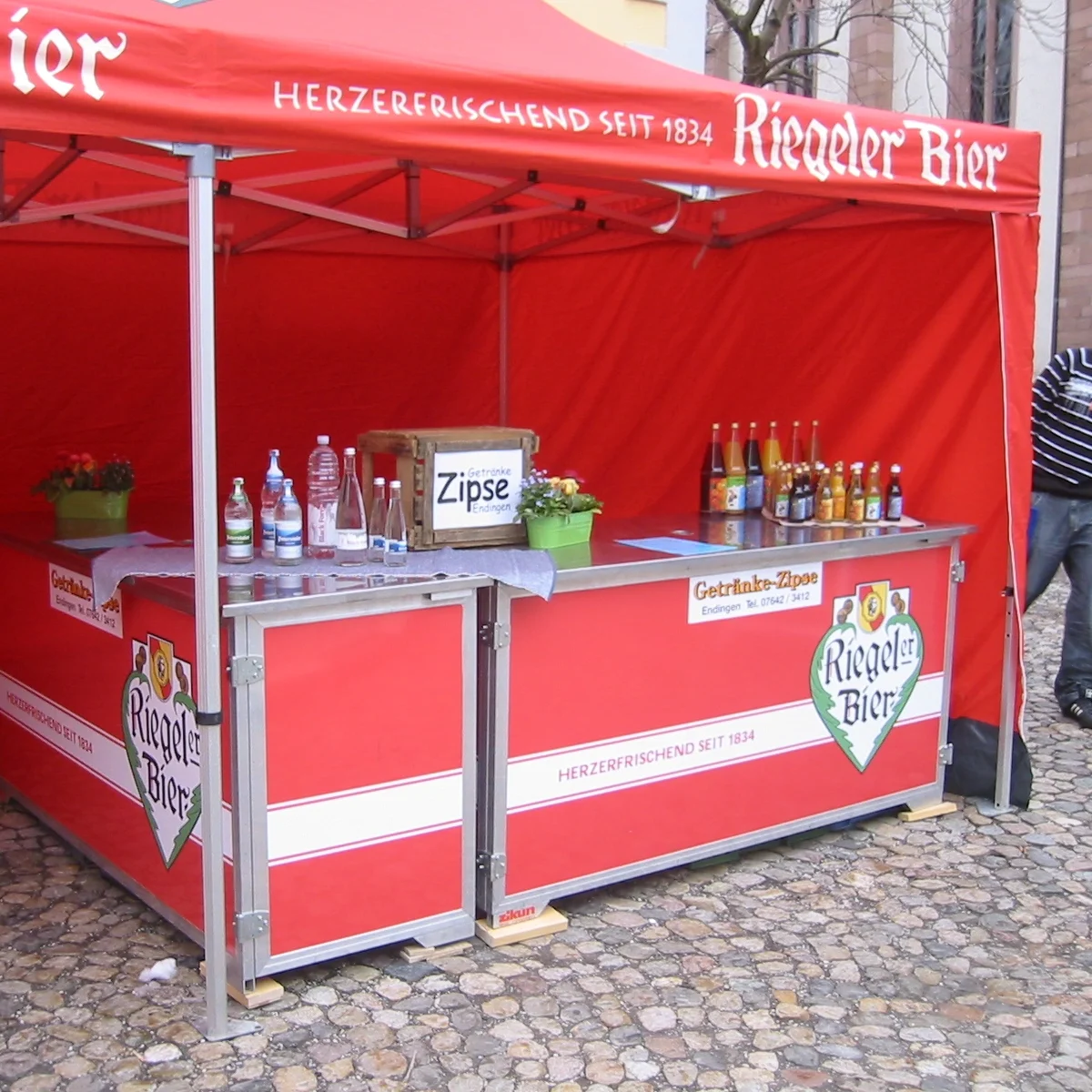 Tisch aus Bierkästen in verschiedenen Farben mit einer Metallplatte als Oberfläche. Tisch aus Bierkästen in verschiedenen Farben mit einer Metallplatte als Oberfläche.